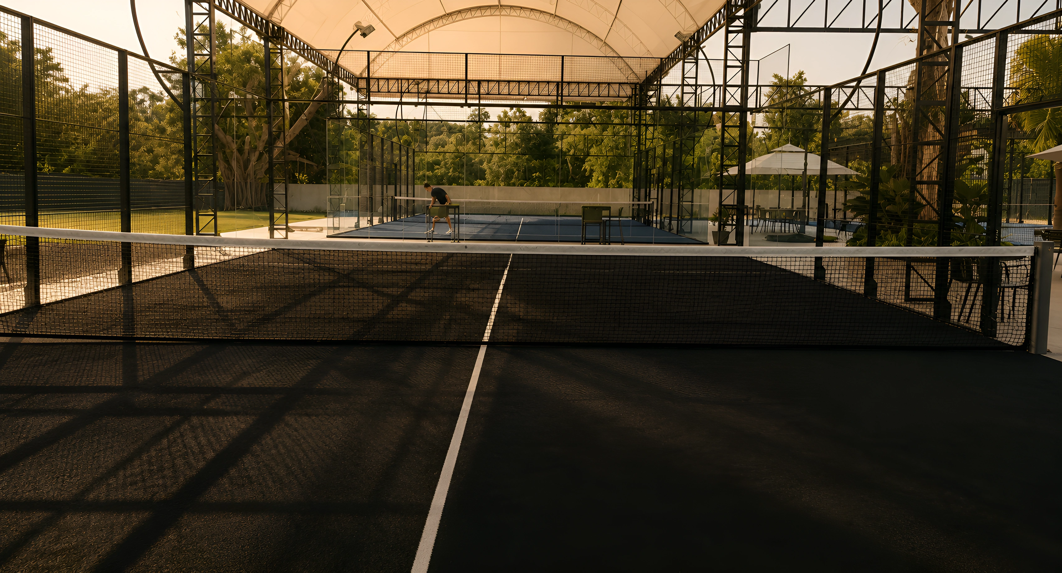 Red y superficie de una cancha panorámica techada de Padel 233 en Puerto Vallarta