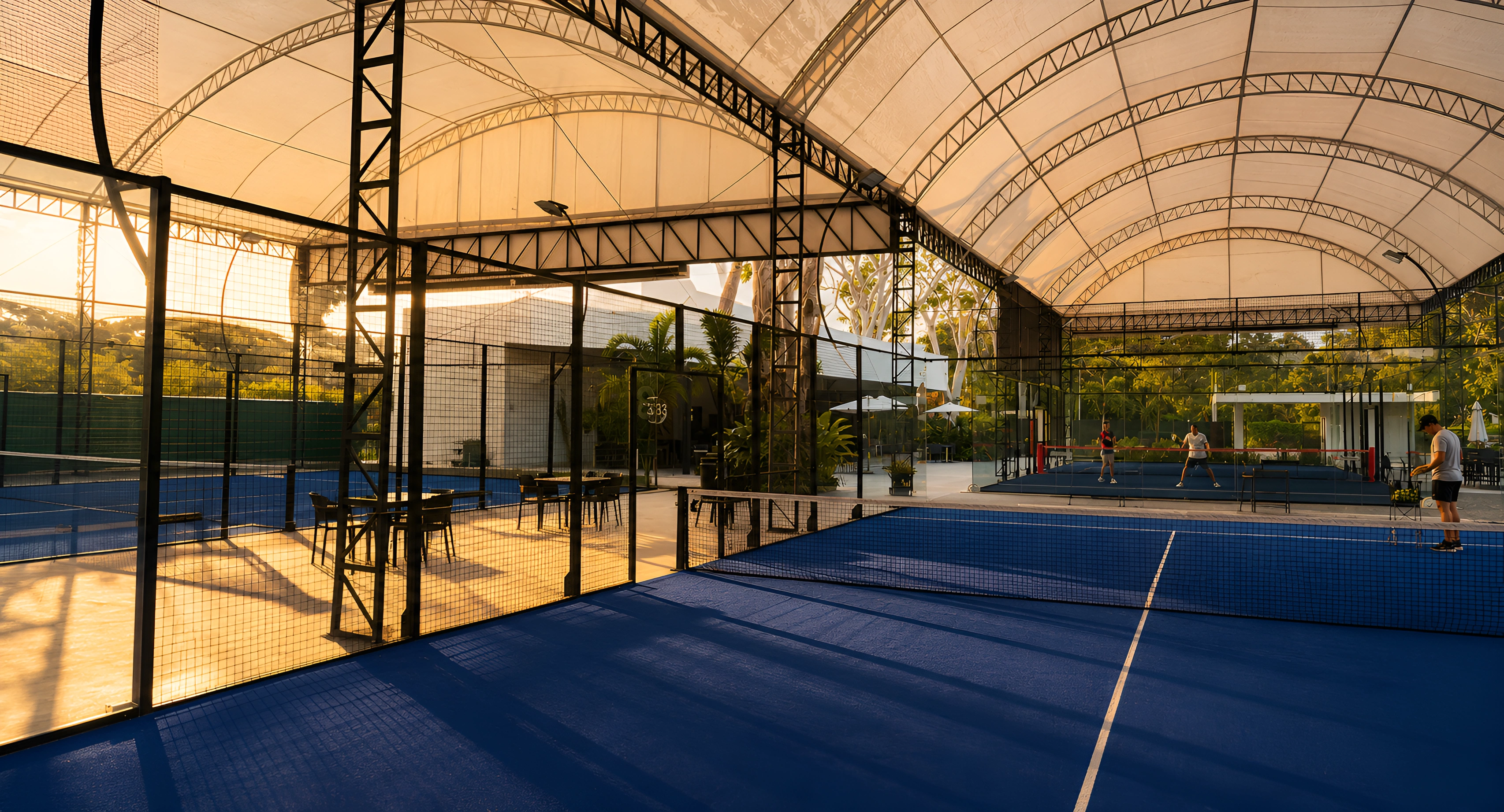 Vista amplia de las canchas panorámicas y la arquitectura techada de Padel 233