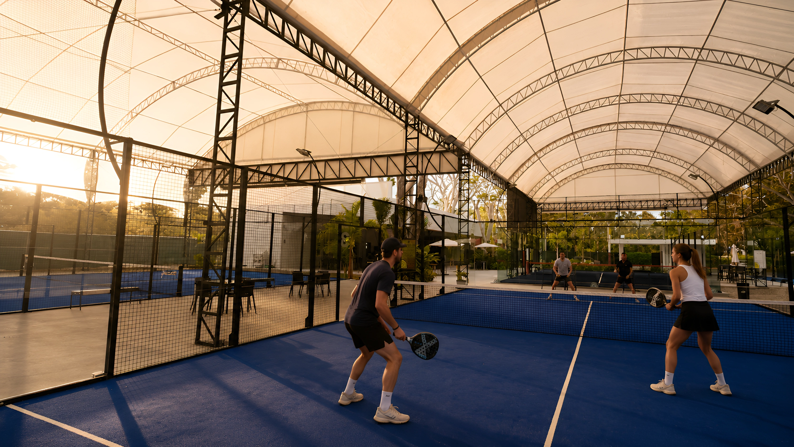 Jugadores en las canchas de pádel techadas de Padel 233 Puerto Vallarta