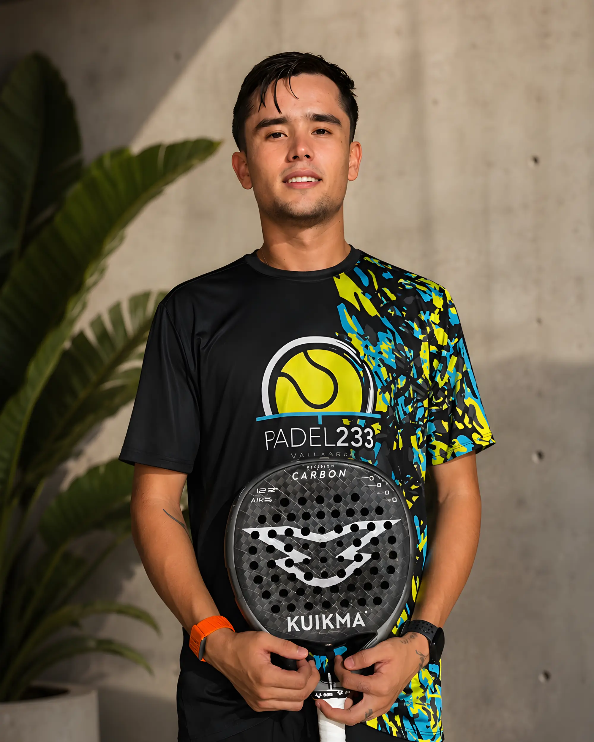Gael, coach de Padel 233, sosteniendo una pala de pádel