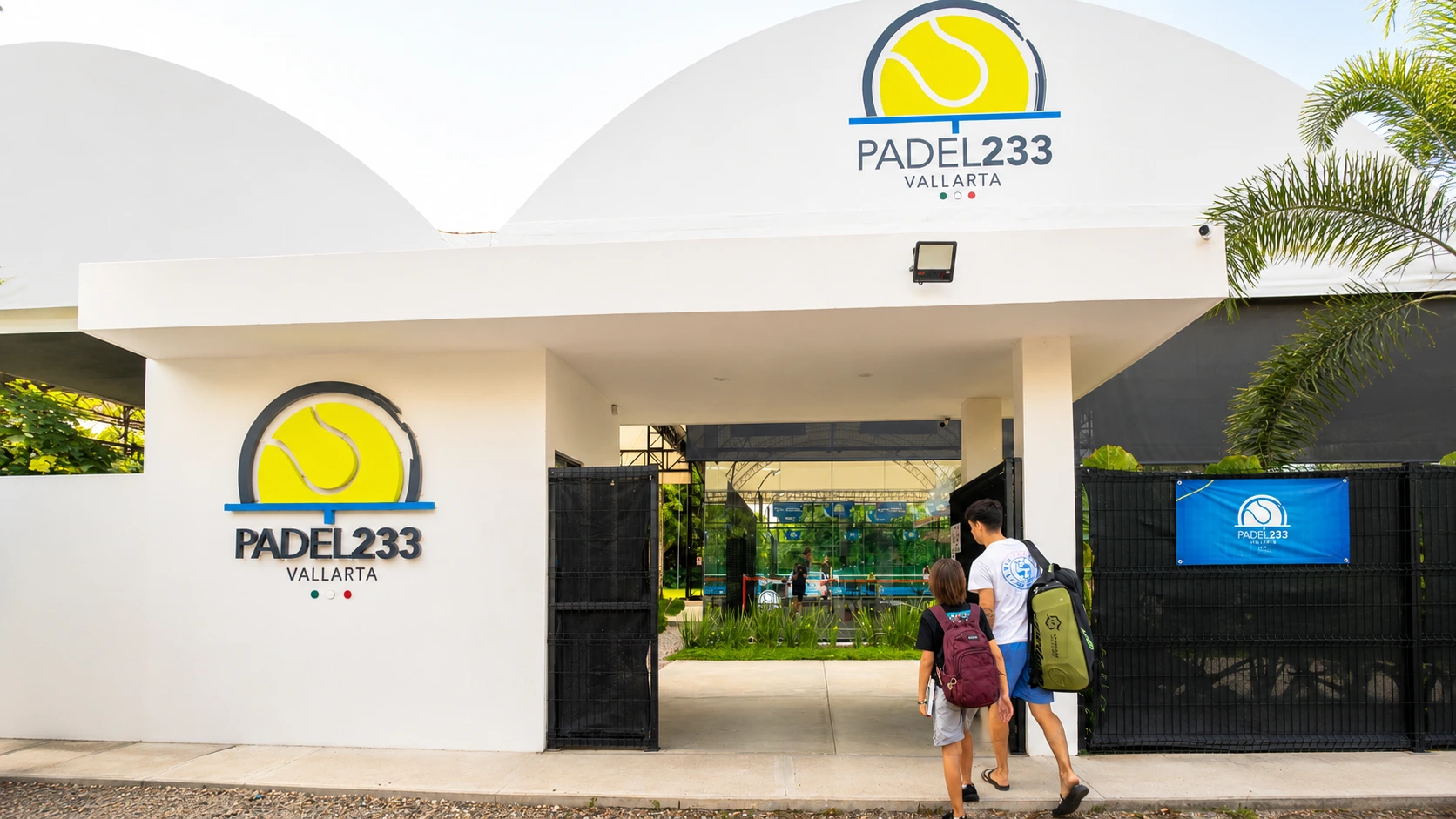 Entrada del club Padel 233 en Puerto Vallarta