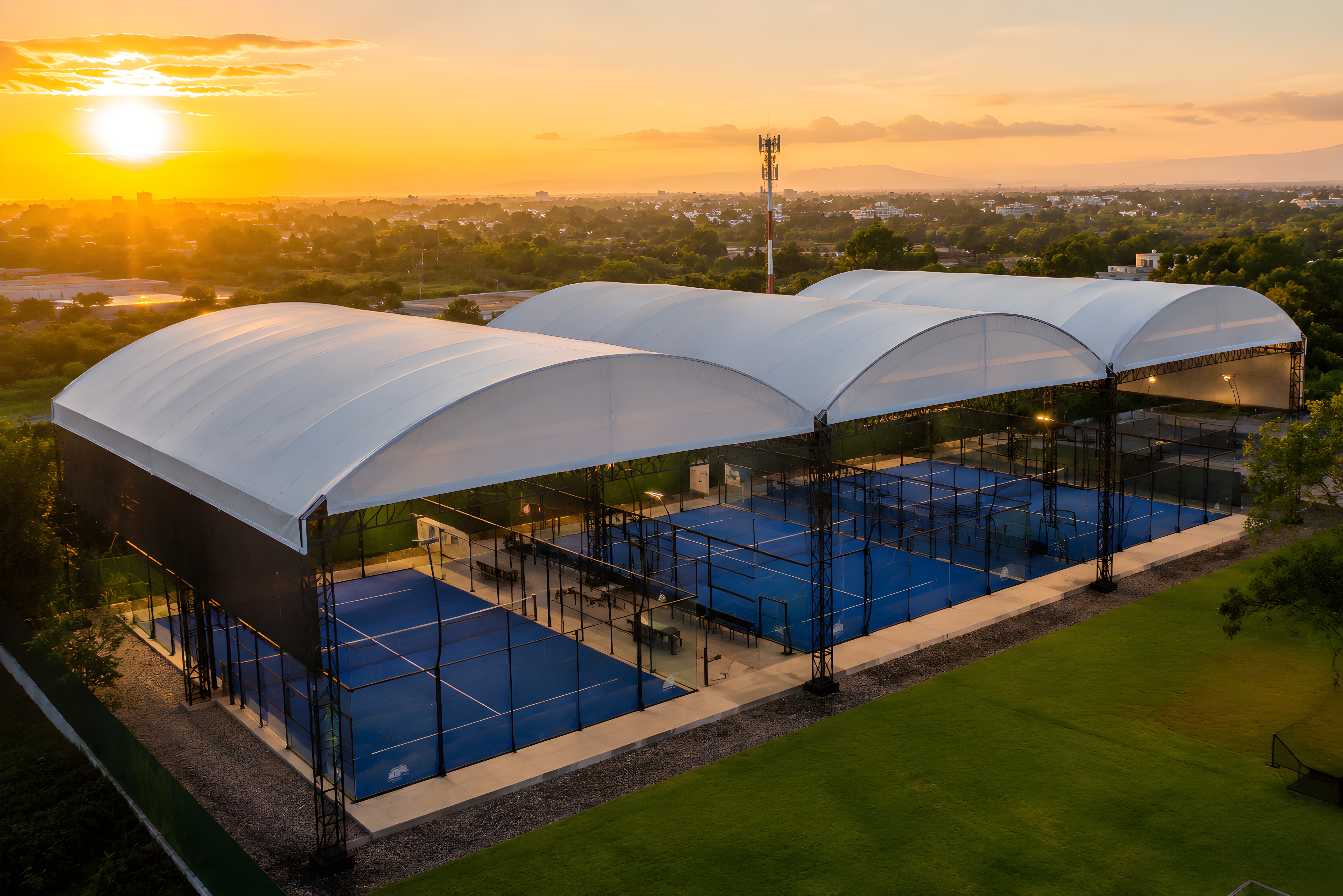 Las cubiertas de Padel 233 frente a las montañas de Puerto Vallarta al atardecer